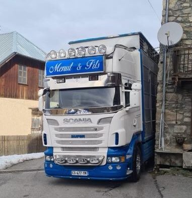 Camion qui passe juste dans une ruelle